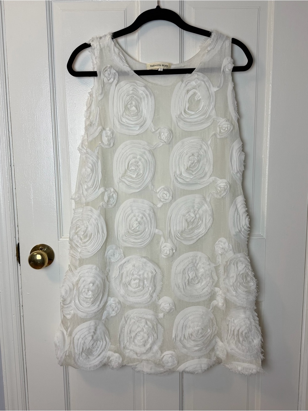 Fashion Blvd. White Sleeveless Shift Mini Dress with Textured Rosettes, M
